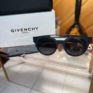 GIVENCHY NWT 50 mm Made in Italy Round Sunglasses